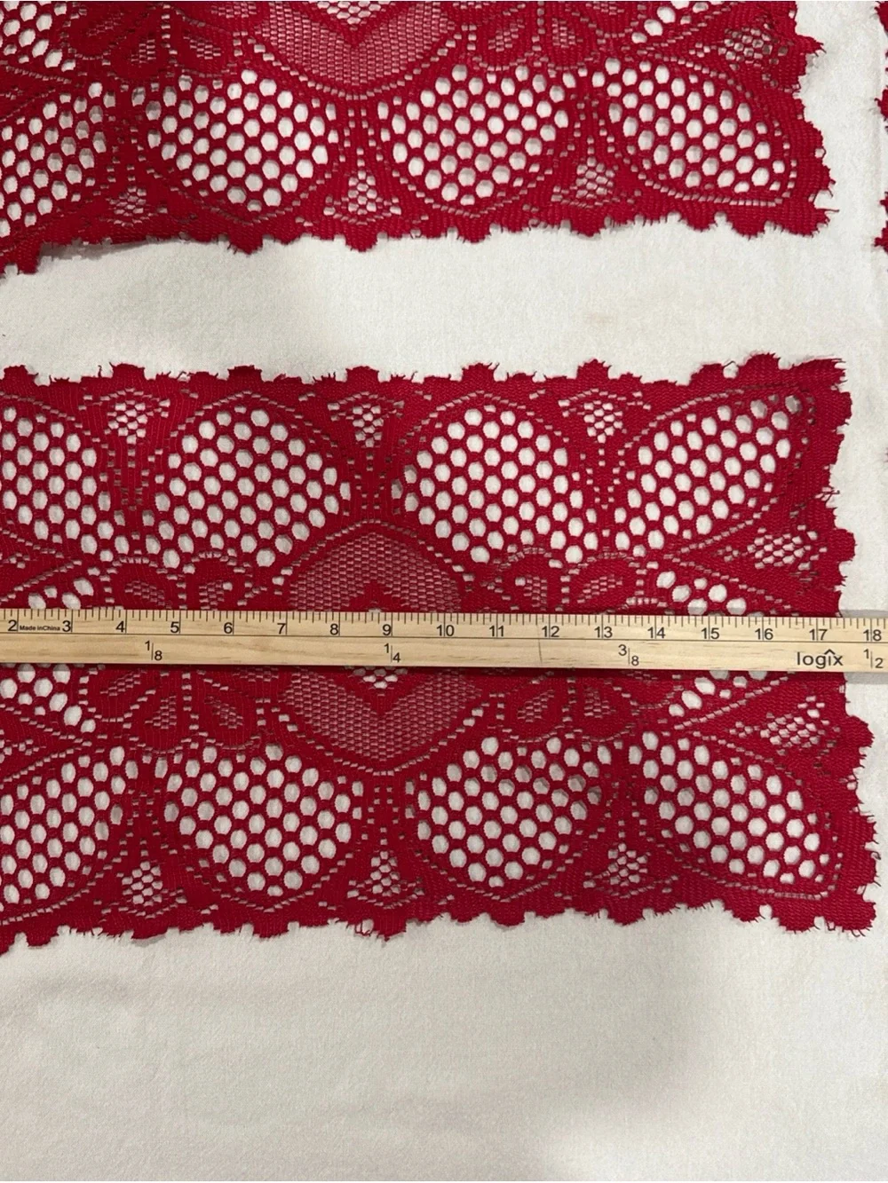 Set of 4 Red Christmas Lace Placemats Doilies Holiday Table Decor 17” x 10”